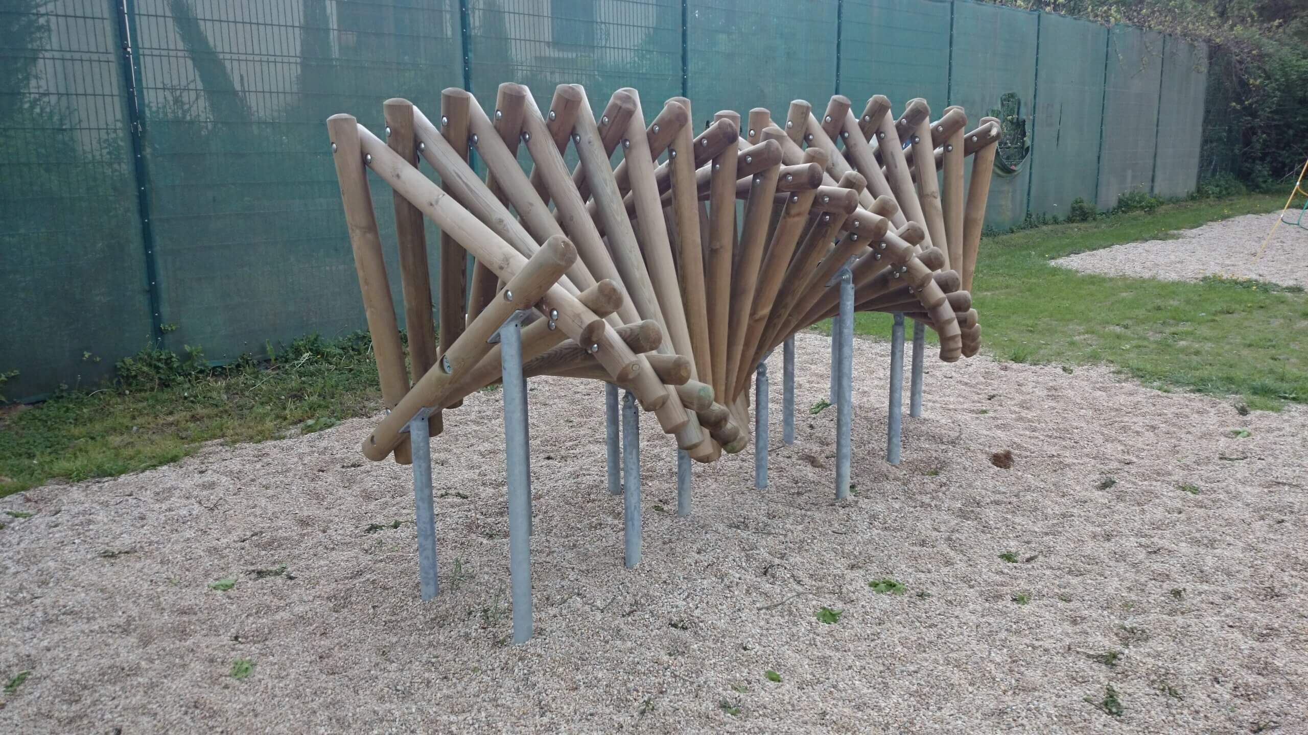Ein Spielplatzgerät aus Holz von OBRA.